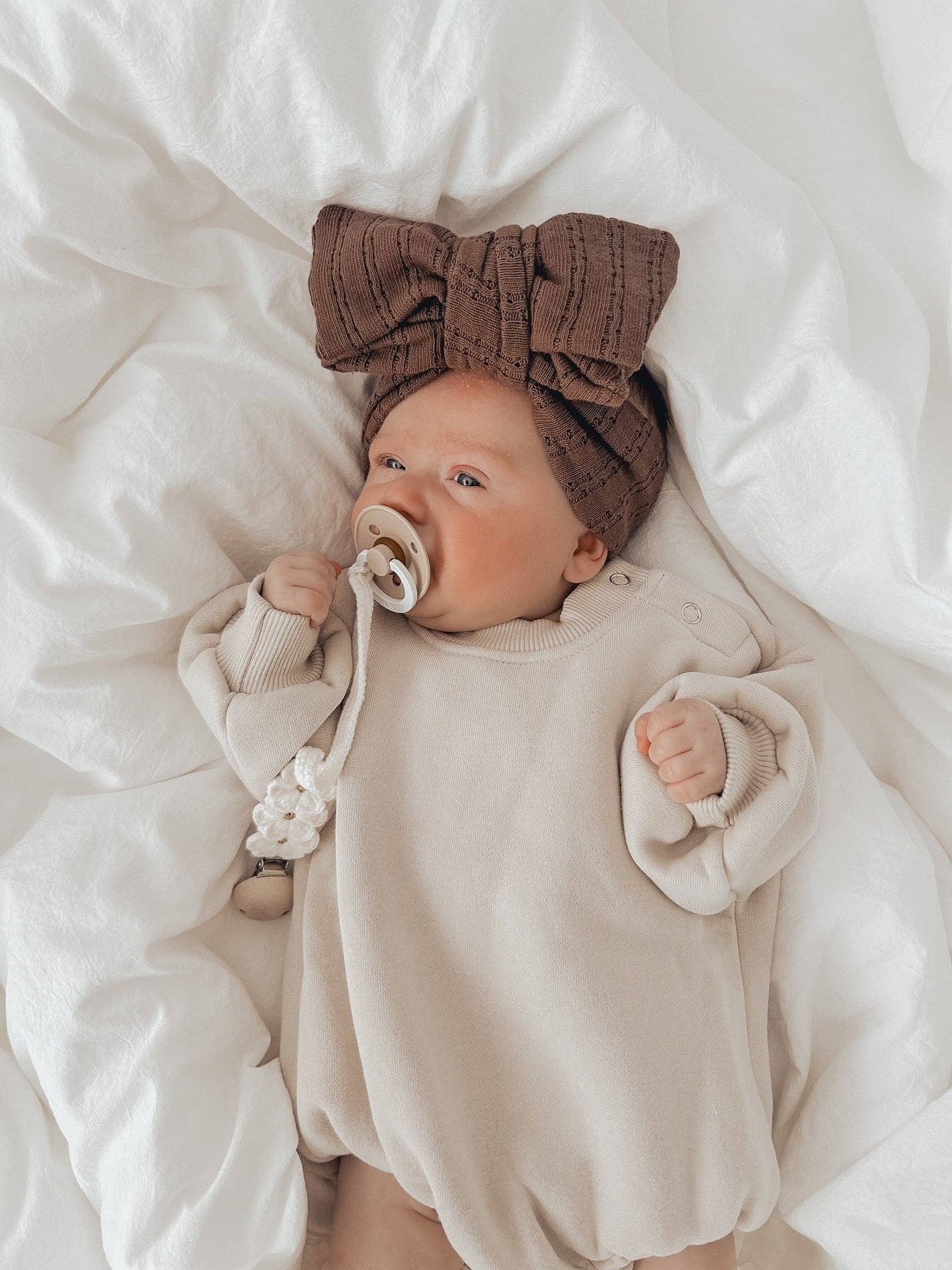 Petite + Co - POINTELLE TOPKNOT BOW HEADBAND - CHOCOLATE