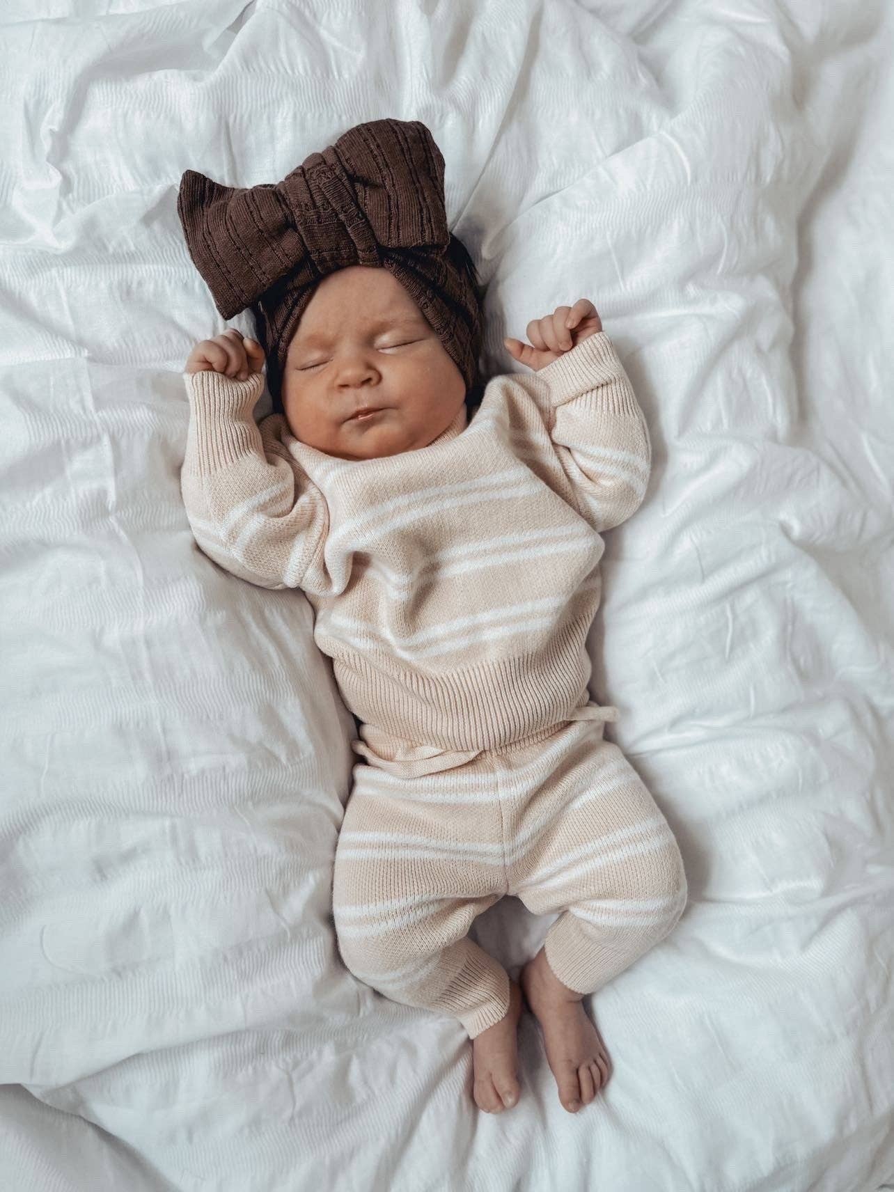 Petite + Co - POINTELLE TOPKNOT BOW HEADBAND - CHOCOLATE